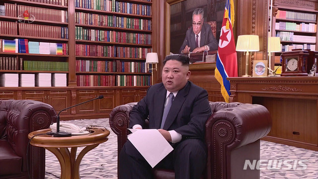 김정은 북한 국무위원장이 1일 오전  노동당 중앙위원회 청사에서 육성으로 신년사를 발표하고 있다. 이번 신년사에는 김정은 위원장이 예전과 달리 이례적으로 소파에 앉아 신년사를 발표했다. ⓒ뉴시스