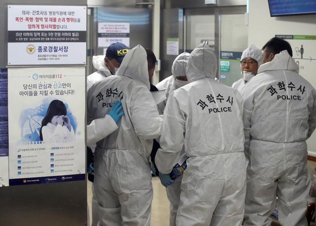 ▲ 지난달 31일 강북삼성병원에서 조울증 환자가 의사를 흉기로 찔러 살해하는 사건이 발생했다. 경찰 과학수사대 대원들이 현장으로 들어가고 있다. ⓒ연합뉴스