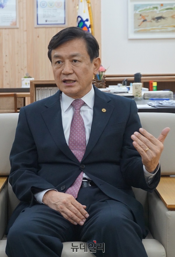 ▲ 김병우 충북도교육감이 집무실에서 뉴데일리와 인터뷰를 갖고 있다.ⓒ박근주 기자