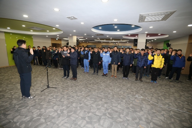▲ 포항 월포수련관에서 열린 안전기원 및 안전다짐 행사에 참석한 포스코와 협력사 임직원들이 안전다짐 결의문을 낭독하고 있다.ⓒ포스코
