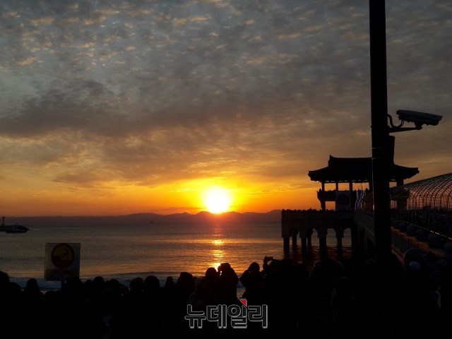 ▲ 영일대 해수욕장 일출 장면.ⓒ뉴데일리