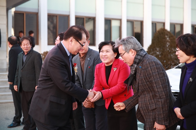 ▲ 영덕군 직원들이 하성찬 영덕부군수를 환송하고 있다.ⓒ영덕군