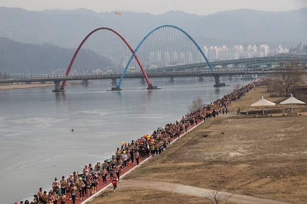 ▲ 2019 대전맨몸마라톤대회에 참가한 시민들이 갑천 둔치를 달리고 있다.ⓒ맥키스컴퍼니