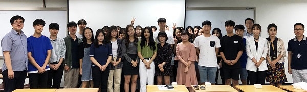 ▲ 청주대 작업치료학과 3회 졸업생 31명 전원이 한국보건의료인 국가시험원에서 주관한 제46회 작업치료사 국가고시에 전원 합격했다. 사진은 작업치료학과 3회 졸업생 단체사진.ⓒ청주대