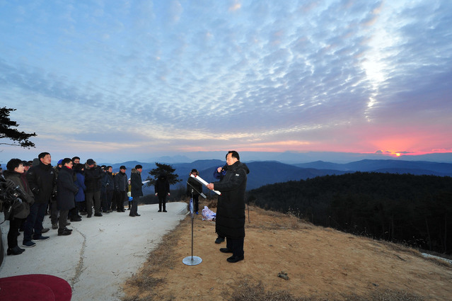 ▲ 해맞이 행사에서 김 군수가 통합신공항 유치 등 올해 더 큰 도약을 위한 준비를 하자고 말하고 있다.ⓒ군위군