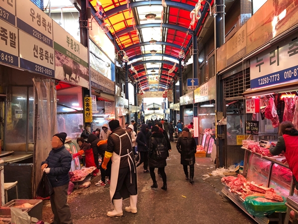 ▲ 새해가 코앞으로 다가온 지난달 31일 낮 마장동축산장은 사람들로 북적됐다. 골목 곳곳에는 고기를 구매하려는 사람들과 동남아 등지에서 온 관광객들, 호객하는 상인들까지 뒤엉켜 북적됐다. ⓒ한지명 기자