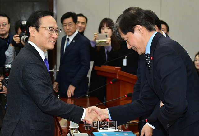 ▲ 조국 청와대 민정수석이 31일 오전 국회에서 열린 운영위원회 전체회의에서 참석해 홍영표 더불어민주당 원내대표와 악수를 나누고 있다. 이날 운영위는 청와대 특별감찰반 민간인 사찰 의혹 및 김태우 특감반원 폭로에 대한 현안보고를 위해 소집됐다.ⓒ뉴데일리 이종현 기자