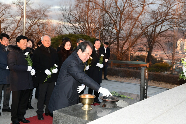 ▲ 김천시는 2일 오전 8시 김충섭 김천시장과 시의회 의장을 비롯해 부시장, 국소장, 실과소·읍면동장과 역대 일일명예시장 및 김천시 정책자문단 위원 등 150여명이 참석한 가운데 성내동 충혼탑에서 참배를 시작으로 활기찬 새해 첫날을 맞았다.ⓒ김천시