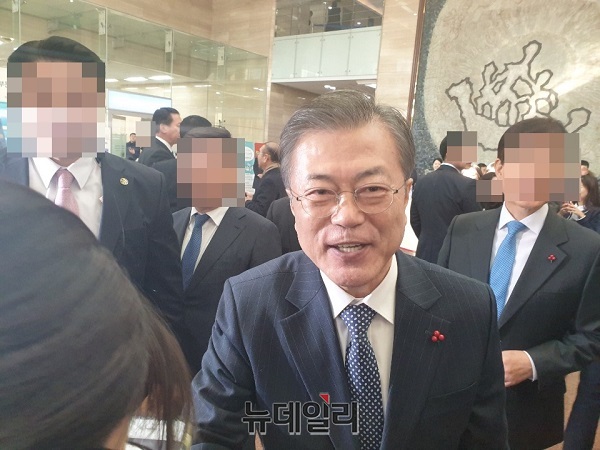 ▲ 문재인 대통령이 2일 서울 여의도 중소기업중앙회에서 열린 신년회를 마치고 행사장을 나오고 있다. ⓒ뉴데일리