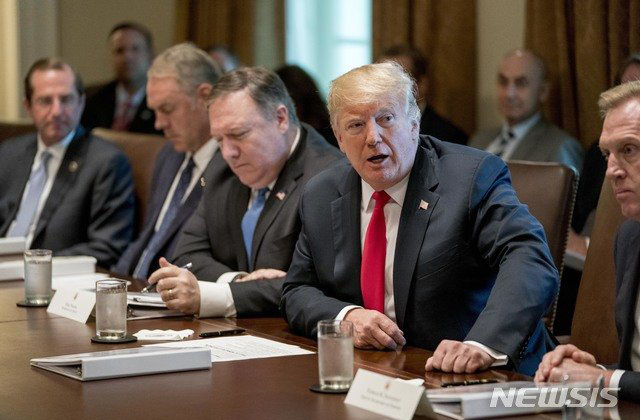 ▲ 각료들과 회의 중인 도널드 트럼프 美대통령. ⓒ뉴시스. 무단전재 및 재배포 금지.