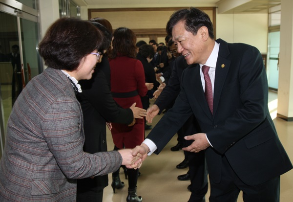 ▲ 2일 김병우 교육감이 시무식이 끝난 후 직원들과 악수를 하며 새해 분발을 다짐하고 있다.ⓒ충북도교육청