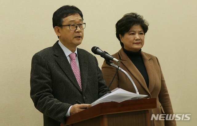 ▲ 남연심(오른쪽)·안흥수(왼쪽) 전 청주시의원이 2일 청주시청에서 기자회견을 열고 바른미래당 탈당을 선언했다. ⓒ뉴시스