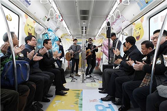 ▲ 대구도시철도공사가 2일 황금돼지 드림열차안에서 안전기원행사를 펼쳤다.ⓒ대구시