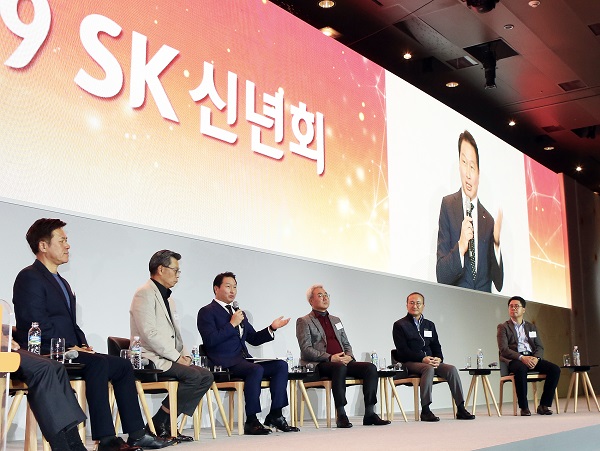 최태원 SK 회장(왼쪽 세번째)이 2일 서울 광장동 워커힐호텔에서 열린 신년회에서 주요 관계사 CEO들의 대담을 들은 후 마무리 발언을 하고 있다. ⓒSK