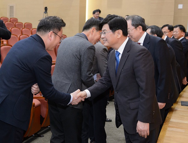 ▲ 이춘희 세종시장이 2일 시청 여민실에서 열린 ‘2019년 시무식’에서 직원들과 일일이 악수를 나누고 있다.ⓒ세종시
