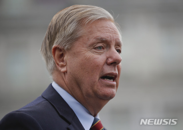 ▲ 백악관에서 트럼프 대통령과 회동후 기자 회견을 갖고 있는 린지 그레이엄 상원의원ⓒ뉴시스. 무단 전재 및 재배포 금지.