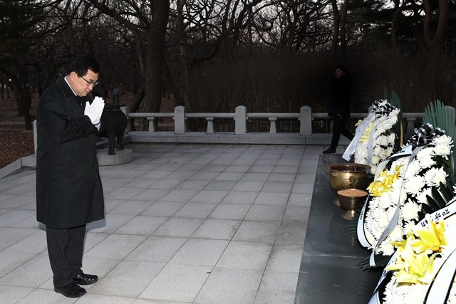▲ 주낙영 경주시장이 신년 충혼탑 참배로 새해 첫 일과를 시작했다.ⓒ경주시