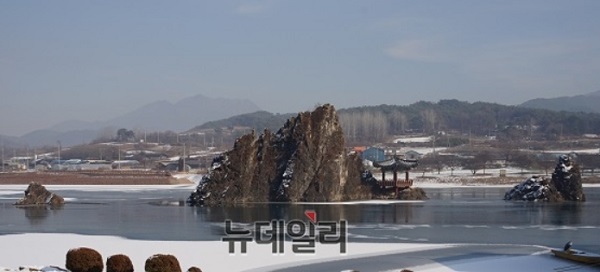 ▲ 명승 제44호로 단양팔경 중 가장 아름다운 충북 단양 도담삼봉. 최근 혹한이 이어지고 있는 가운데 남한강 물속에 솟아 오른 도담의 세 봉우리가 빼어난 모습을 나태내고 있다. 육각정자 삼도정(三嶋亭)이 세 봉우리와 어울려 더욱 아름답다.ⓒ김정원 기자