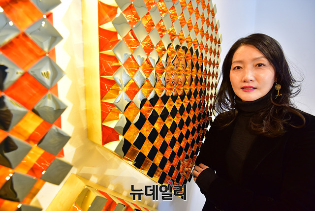 ▲ 작품 '이터널 핵사곤' 앞에선 채은미 작가 ⓒ 뉴데일리 정상윤