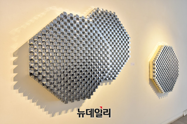 ▲ Eternal Chrome_Wood panel, aluminum panel on injection model, farbfilm gold leaf 136x93.5x10cm 2018 ⓒ 뉴데일리 정상윤