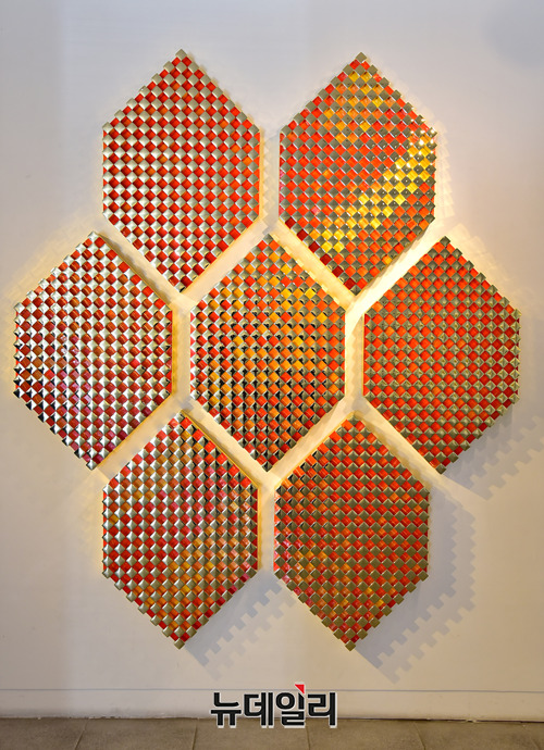 Eternal Hexagon_Wood panel, aluminum panel on injection model, farbfilm gold leaf 187.5x210cm 2018 ⓒ 뉴데일리 정상윤