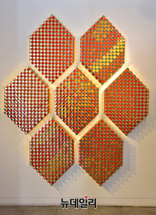 ▲ Eternal Hexagon_Wood panel, aluminum panel on injection model, farbfilm gold leaf 187.5x210cm 2018 ⓒ 뉴데일리 정상윤