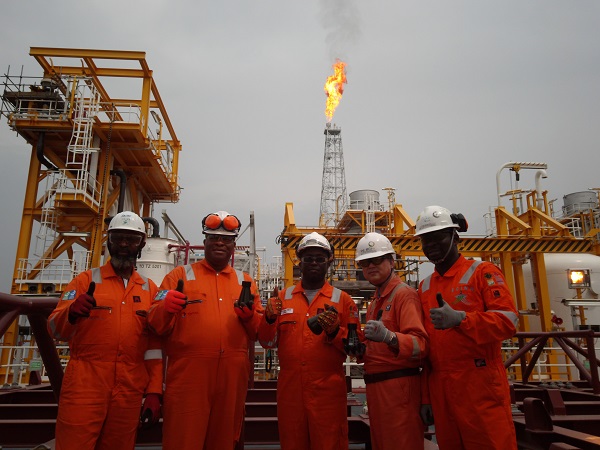 ▲ 삼성중공업 관계자들이 지난해 12월 29일 나이지리아 에지나 FPSO가 첫 생산한 원유를 들고 기념사진을 찍고 있다. ⓒ삼성중공업