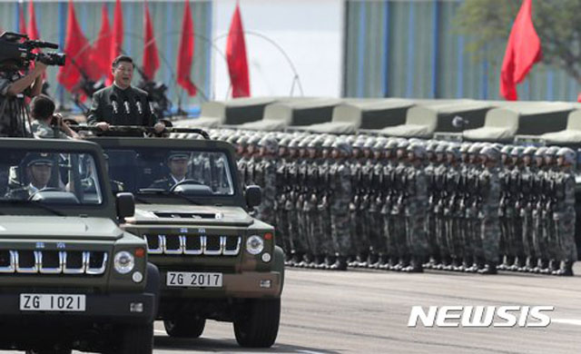 ▲ 2017년 6월 홍콩 주둔 중공군을 사열하는 시진핑 中국가주석. ⓒ뉴시스 AP. 무단전재 및 재배포 금지.