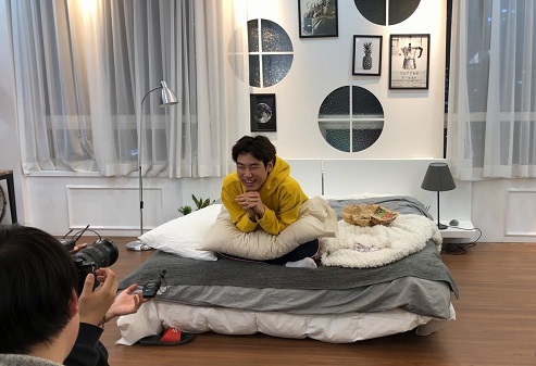 ▲ 구몬학습 '외국어CM송' 뮤직비디오에 출연한 크리에이터 승헌쓰. ⓒ교원그룹