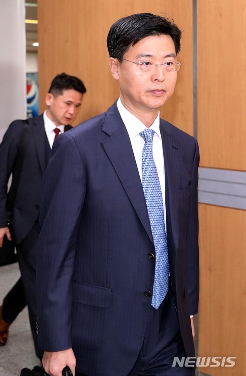 ▲ 지난해 4월3일 최윤수 전 국정원 2차장이 서울 서초구 서울중앙지방법원에 들어서고 있다.ⓒ뉴시스