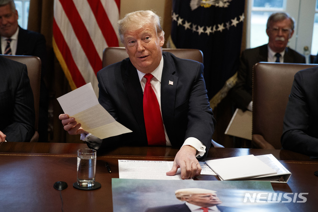 ▲ 김정은의 친서를 들어보이고 있는 트럼프 대통령ⓒ뉴시스. 무단 전재 및 재배포 금지.