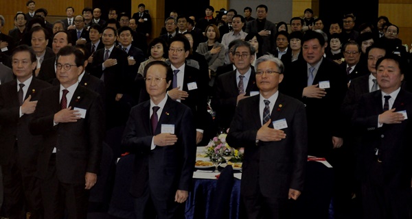 ▲ 3일 청주상공회의소 주최 2019 신년 인사회에 참석 인사들이 국기에 대한 경례에 예를 표하고 있다.ⓒ청주상공회의소
