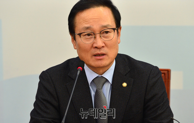 ▲ 홍영표 더불어민주당 원내대표가 국회 본청 원내대표회의실에서 신년 기자간담회를 갖고 있다. ⓒ뉴데일리 박성원 기자
