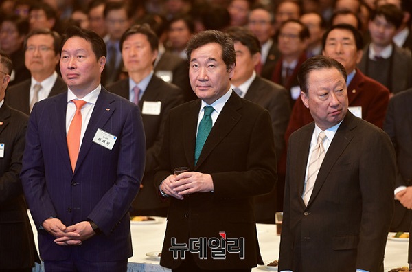 ▲ 박용만 대한상공회의소 회장(오른쪽부터)과 이낙연 국무총리, 최태원 SK 회장이 3일 서울 삼성동 코엑스에서 열린 ‘2019 신년회’에 참석했다. ⓒ정상윤 기자