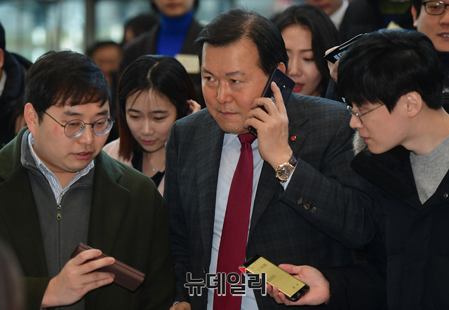 ▲ 황각규 롯데지주 부회장(오른쪽 네번째)이 3일 서울 삼성동 코엑스에서 열린 대한상공회의소 신년회에 참석하고 있다. ⓒ정상윤 기자