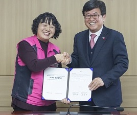 ▲ 세종시교육청이 전국학교비정규직노동조합과 임금협약을 체결하고 최교진  교육감(사진 오른쪽)과 박금자 위원장(사진 왼쪽)이 협약서를 들어 보이고 있다.ⓒ세종시교육청