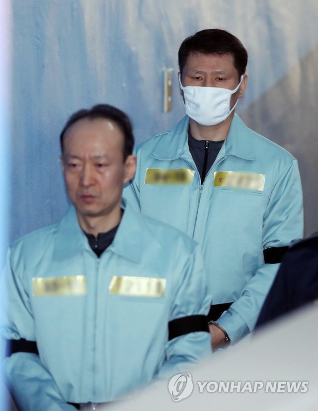 ▲ 이재만(왼쪽) 전 청와대 총무비서관과 안봉근 전 청와대 국정홍보비서관이 4일 서울 서울고등법원에서 열린 항소심 선고공판에 출석하기 위해 법정으로 이동하고 있다. ⓒ연합뉴스