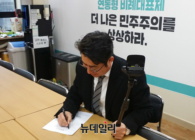 ▲ 박종진 전 MBN 앵커가 4일 바른미래당 서울시당에서 탈당계를 제출, 방송계로 복귀했다. 그는 15일 첫방송 예정인 tvn 시사예능프로그램 '상암동 타임즈'에 섭외됐다. ⓒ정호영