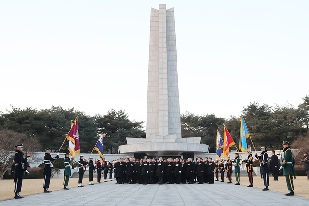 ▲ 문재인 대통령이 지난 2일 국립서울현충원을 참배할 당시 모습. ⓒ청와대 제공
