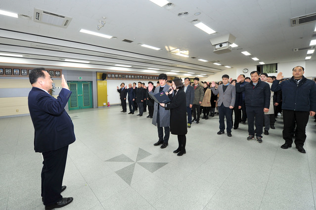 ▲ 군은 3일 군위군청 대회의실에서 500여명 공직자 전원이 참가한 가운데 시무식을 갖고 대구통합 공항이전의 결의문을 채택했다.ⓒ군위군