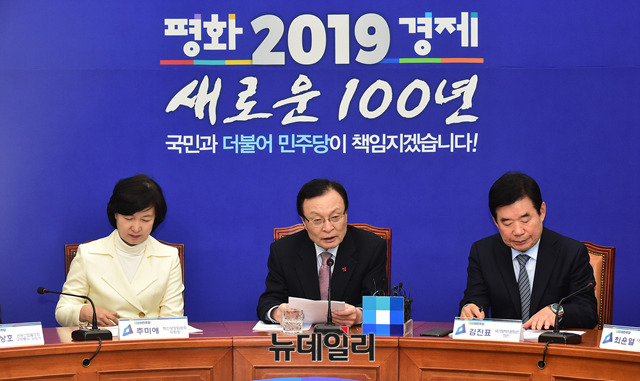 ▲ 이해찬 더불어민주당 대표가 4일 오전 국회 당대표회의실에서 열린 민생경제 관련 위원회 연석회의에 참석해 모두발언을 하고 있다.  ⓒ뉴데일리 이종현 기자