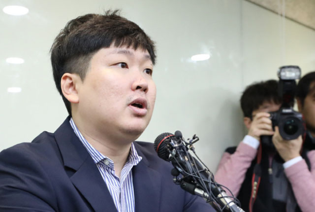 ▲ 기획재정부 적자국채발행 계획 등을 폭로하는 기자회견 당시 신재민 前사무관. 신 前사무관은 문재인 정권 지지자였다. ⓒ뉴시스. 무단전재 및 재배포 금지.