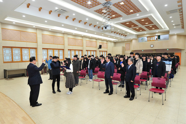 ▲ 군위군 군민회관에서 열린 ‘2019년도 상반기 군위인재양성원 개강식’에서는 수강생을 비롯한 학부모 등 100여 명이 참석한 가운데 열렸다.ⓒ군위군