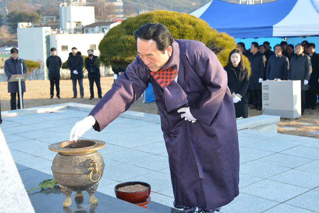 ▲ 지난 2일 열린 신년참배식에서 김문오 달성군수가 헌화 및 분양하고 있다.ⓒ달성군