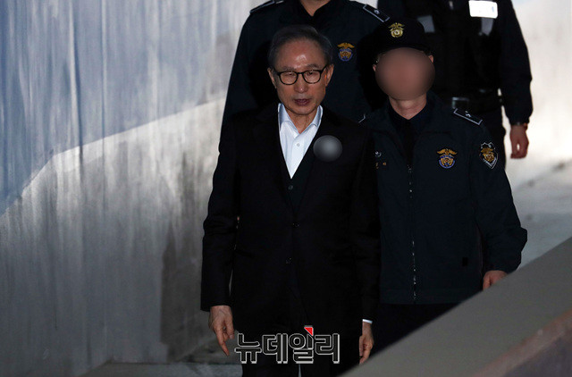 이명박 전 대통령이 지난 2일 서울고등법원에서 열린 항소심 공판에 출석하기 위해 이동하고 있다.ⓒ뉴데일리 이종현 기자