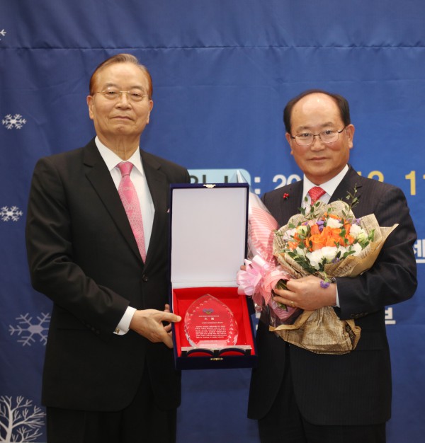 ▲ 지방재정 확대 최우수상을 받고 있는 류한우 군수(오른쪽).ⓒ단양군