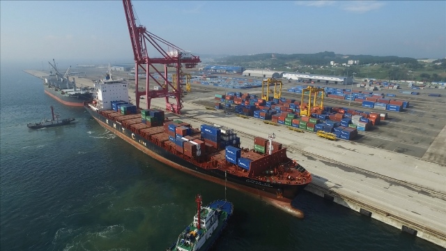 ▲ 포항 영일만항 컨테이너 선적 모습.ⓒ포항시