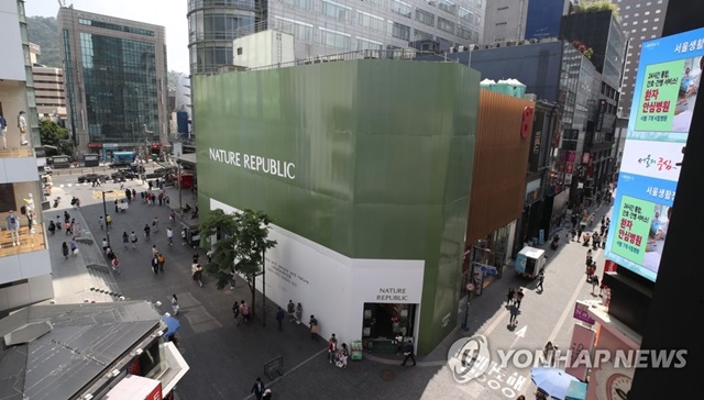 ▲ 자료사진. 지난해 5월 기준 15년 연속 국내 최고 지가를 기록한 명동 네이처리퍼블릭 매장. ⓒ연합뉴스