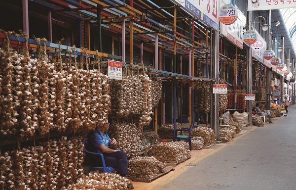 ▲ 단양 구경시장 마늘판매장. ⓒ단양군