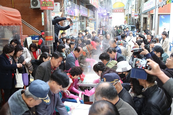 ▲ 류한우 군수와 지역기관장, 그리고 군민들이 구경시장에서 가레떡을 만들고 있다.ⓒ단양군